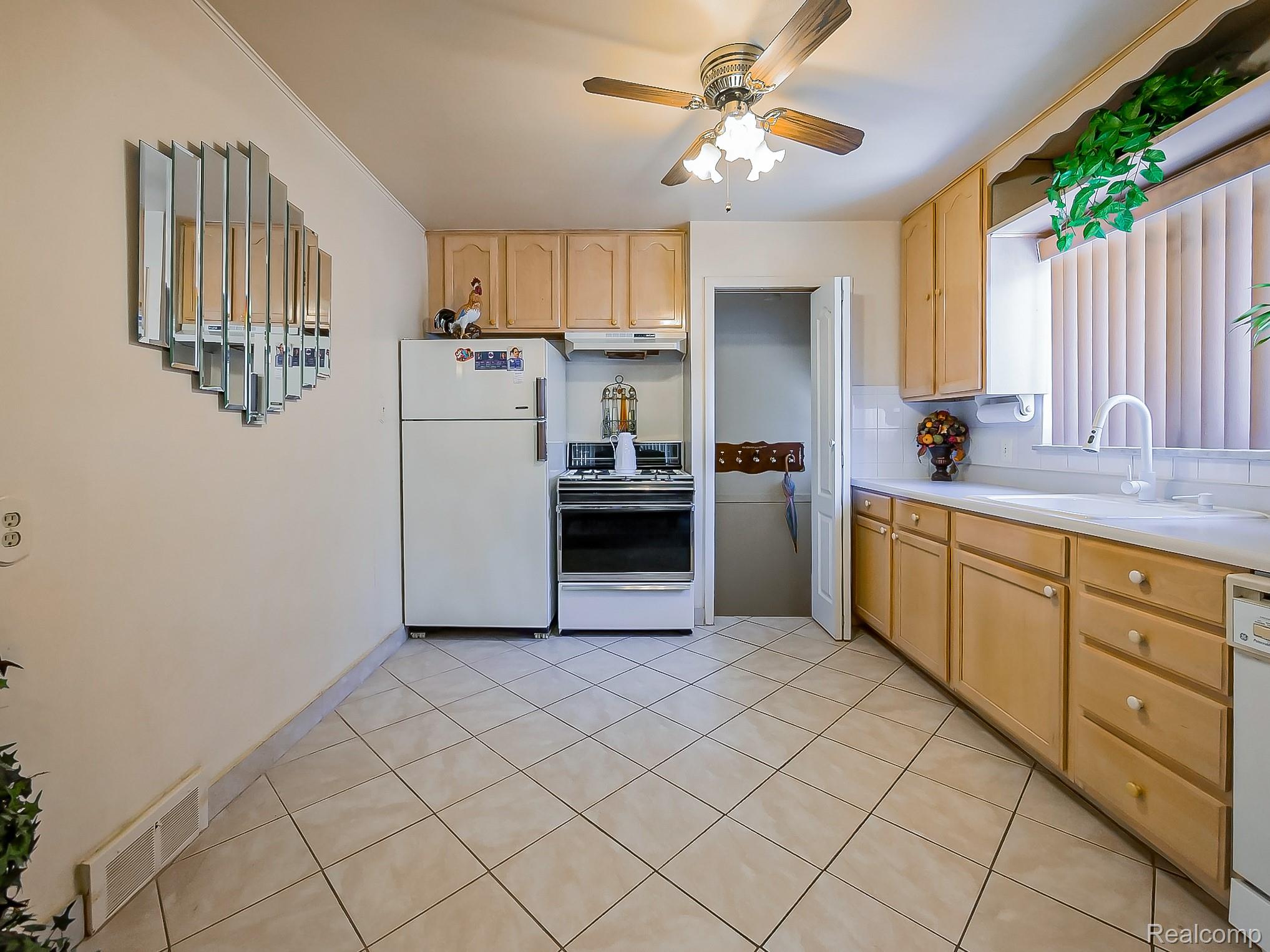 11322 Leverne