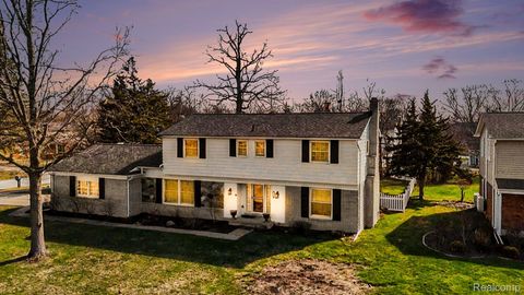 26031 Hidden Lane Grosse Ile Township MI 48138