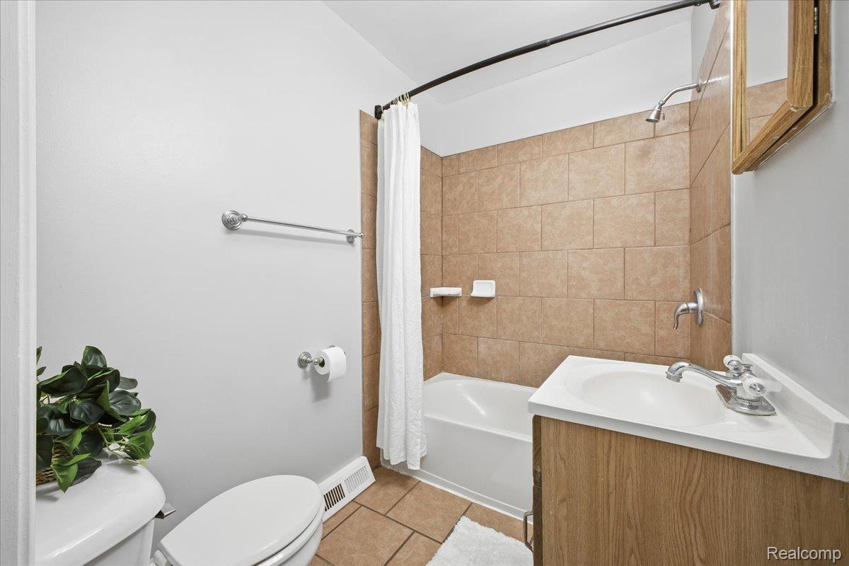 Addison, Michigan 48329, United States, 2 Bedrooms Bedrooms, ,1 BathroomBathrooms,Residential,Active,247510