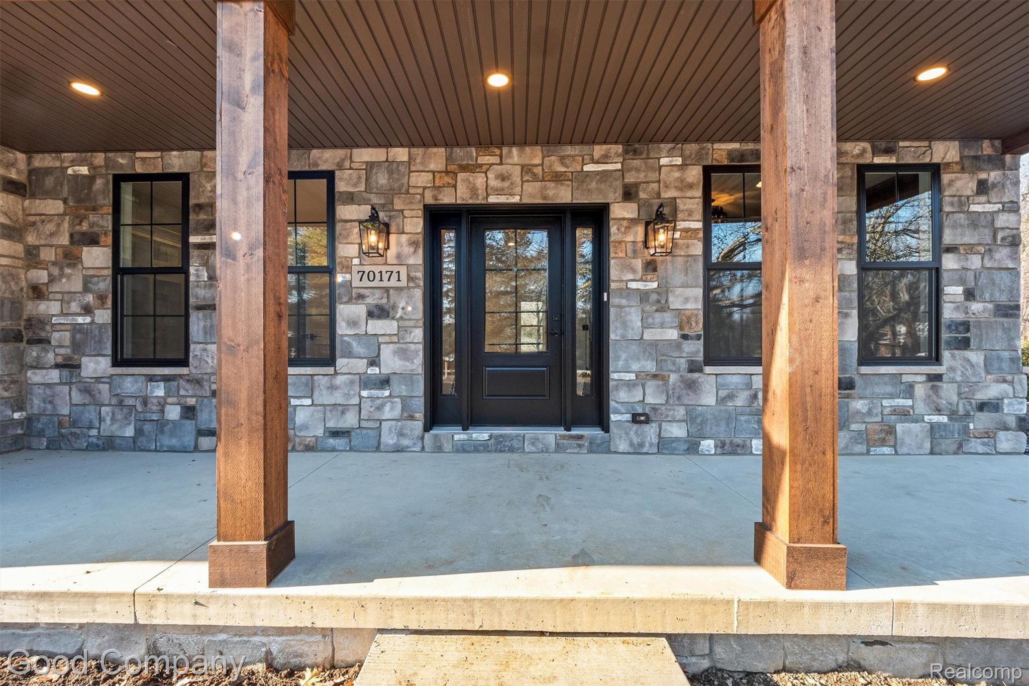 696 Sunnybeach Drive