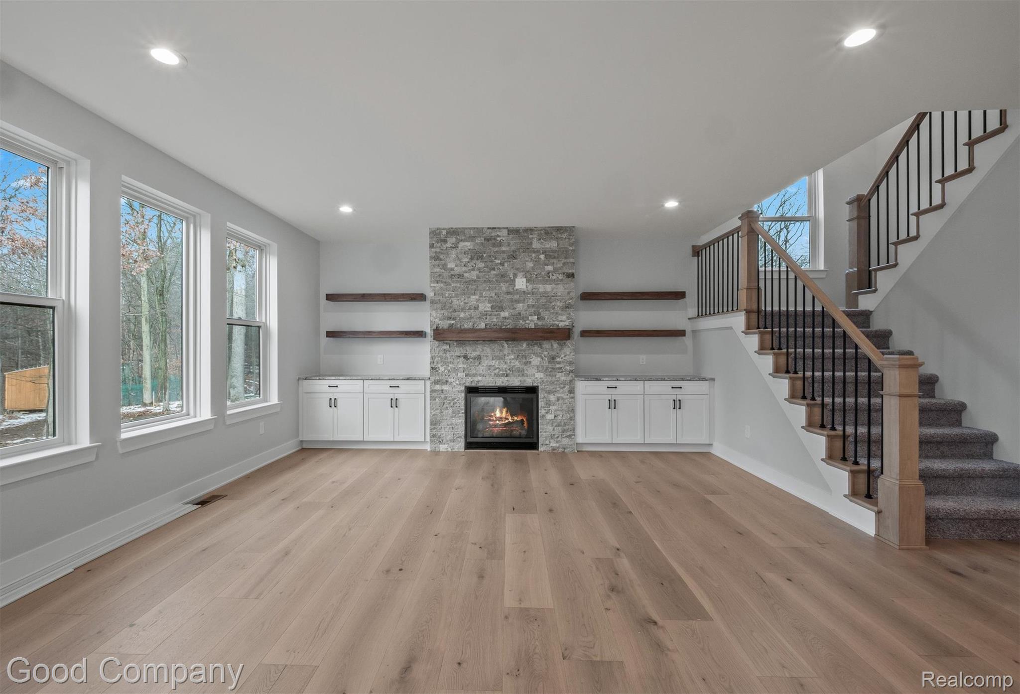 696 Sunnybeach Drive