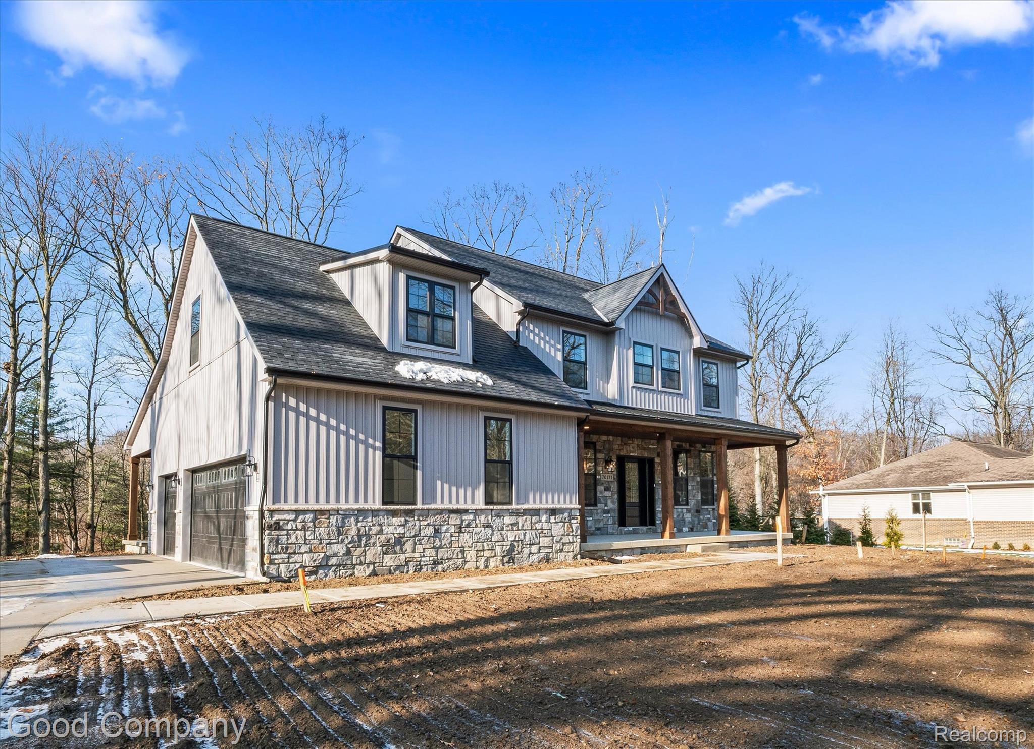 696 Sunnybeach Drive