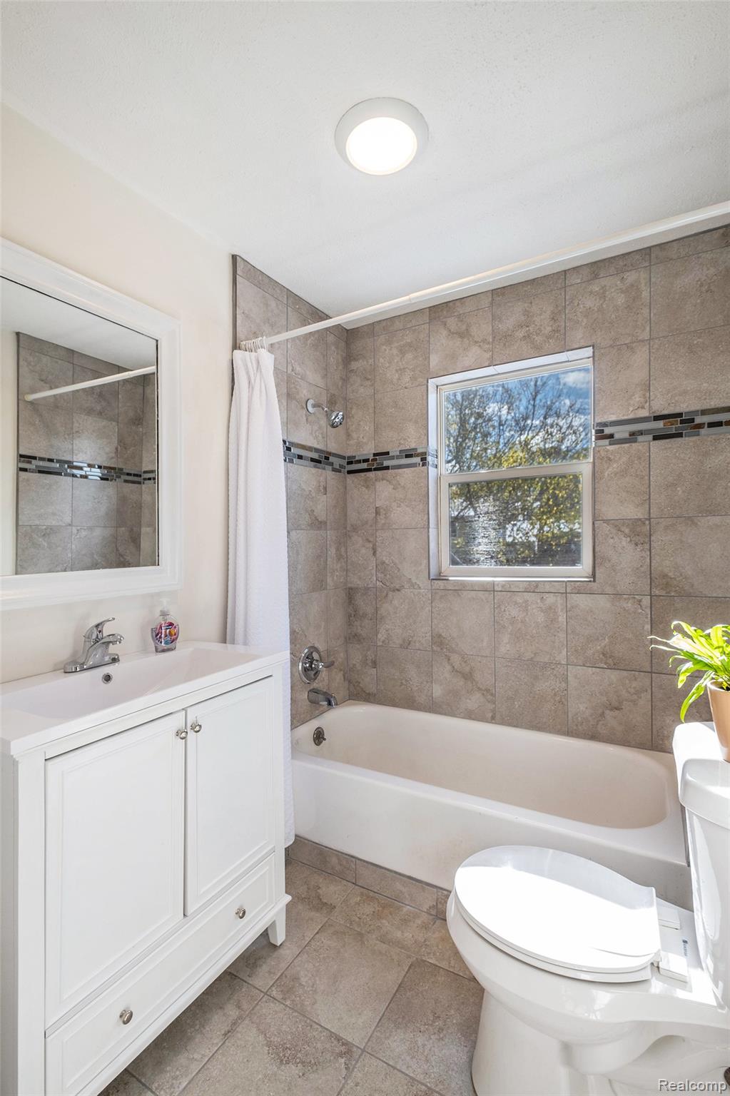 Burton City, Michigan 48529, United States, 2 Bedrooms Bedrooms, ,1 BathroomBathrooms,Residential,Coming Soon,241781