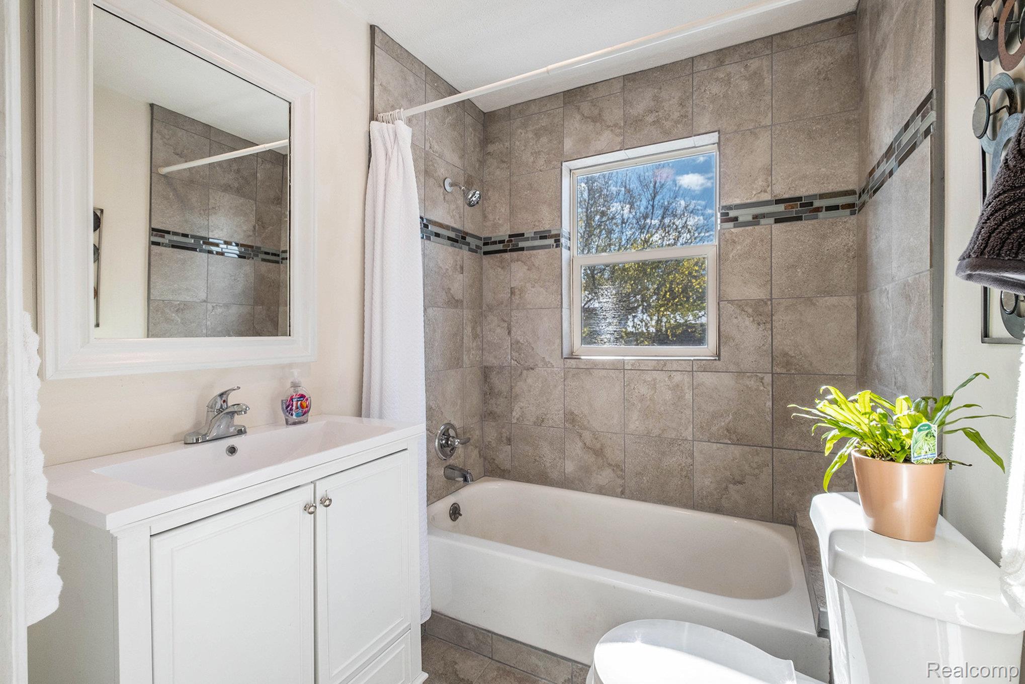 Burton City, Michigan 48529, United States, 2 Bedrooms Bedrooms, ,1 BathroomBathrooms,Residential,Coming Soon,241781