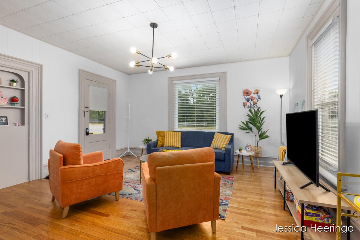 29 W Division Street NE