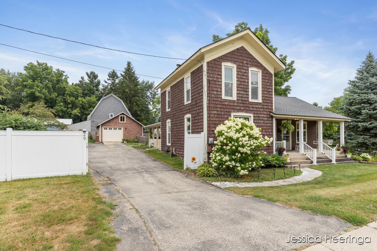 29 W Division Street NE