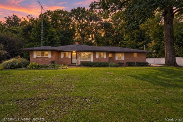 6240 WOODMOOR DR, BURTON, MI 48509 - Image 5b9499fa8582eccefc87dbf27af7034e/3976653280