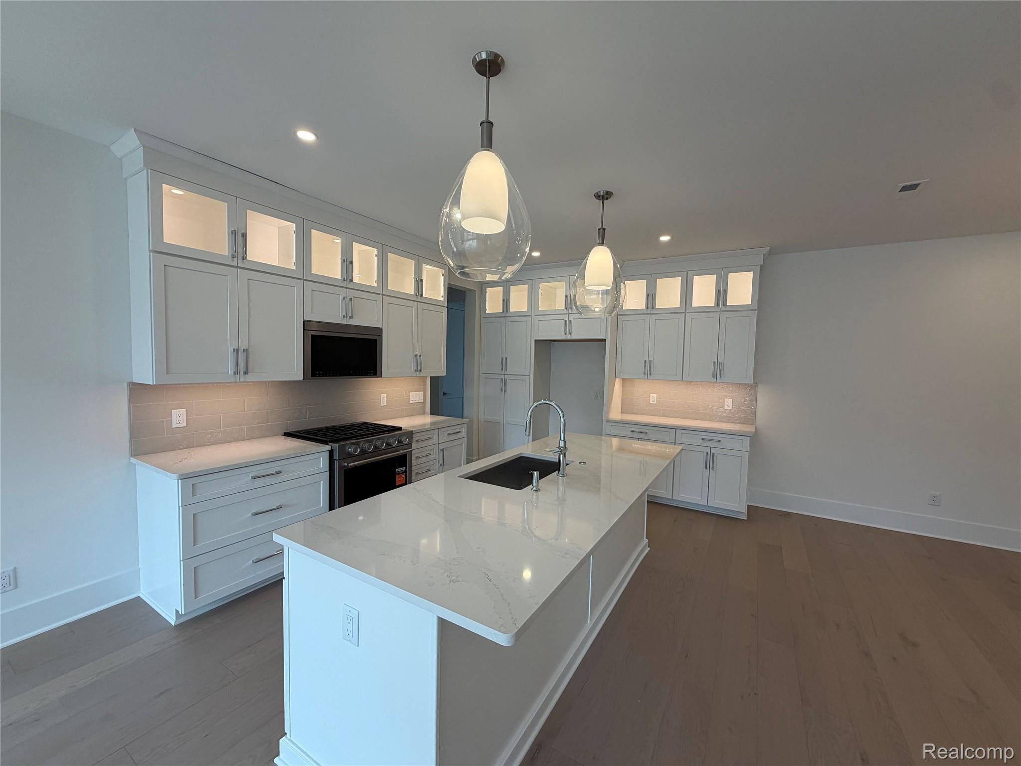 409 S Center Street 28