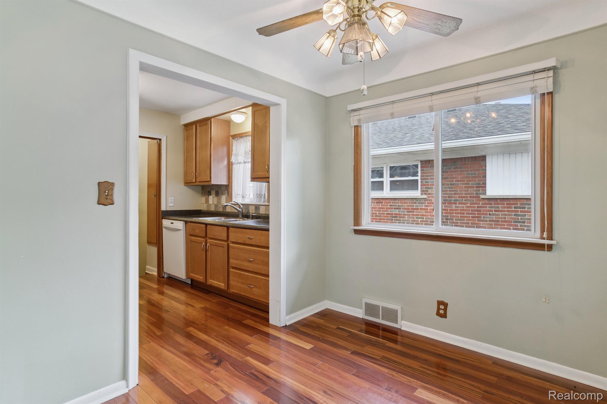 Allen Park City, Michigan 48101, United States, 3 Bedrooms Bedrooms, ,2 BathroomsBathrooms,Residential,Active,204949