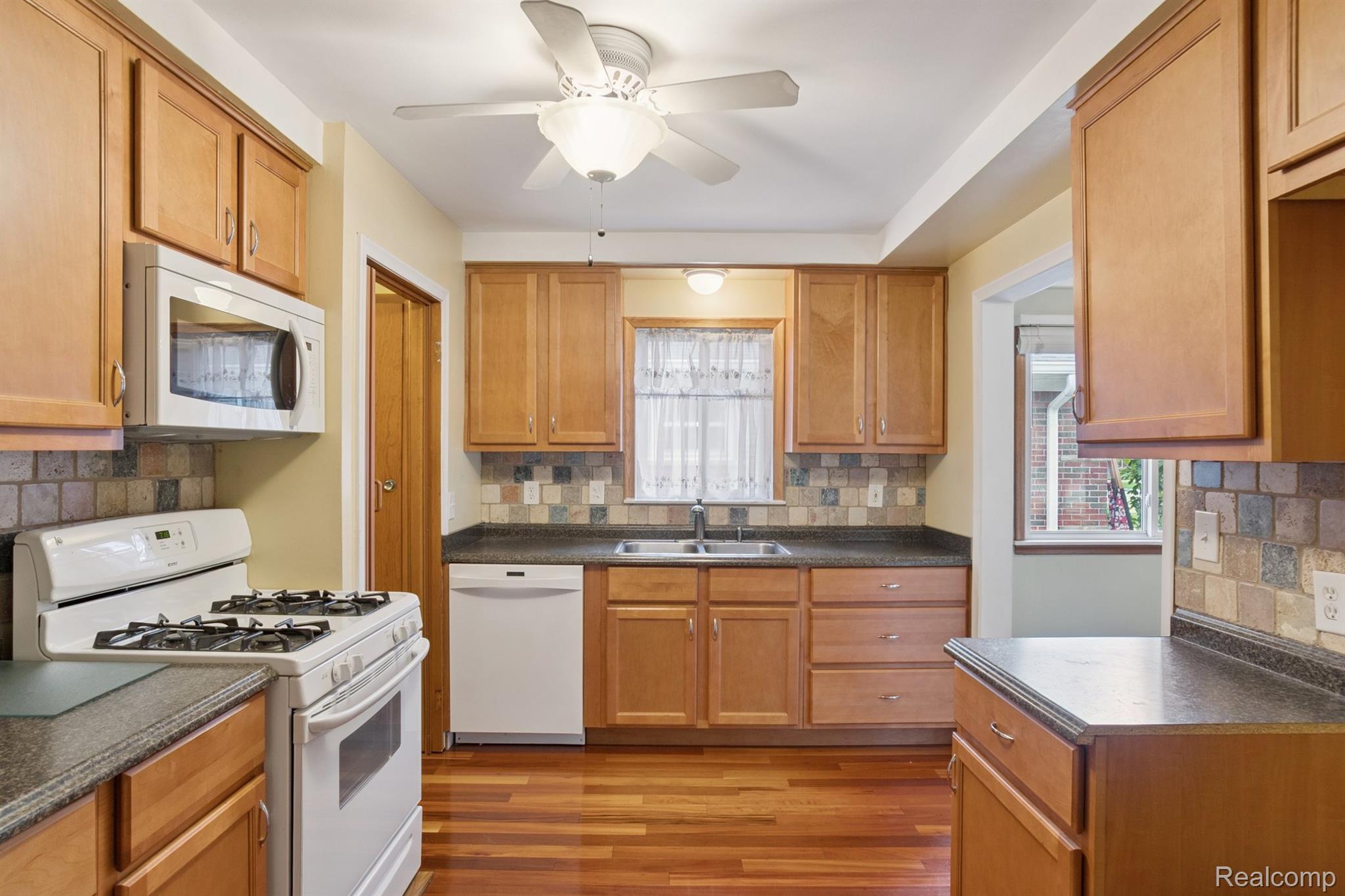 Allen Park City, Michigan 48101, United States, 3 Bedrooms Bedrooms, ,2 BathroomsBathrooms,Residential,Active,204949