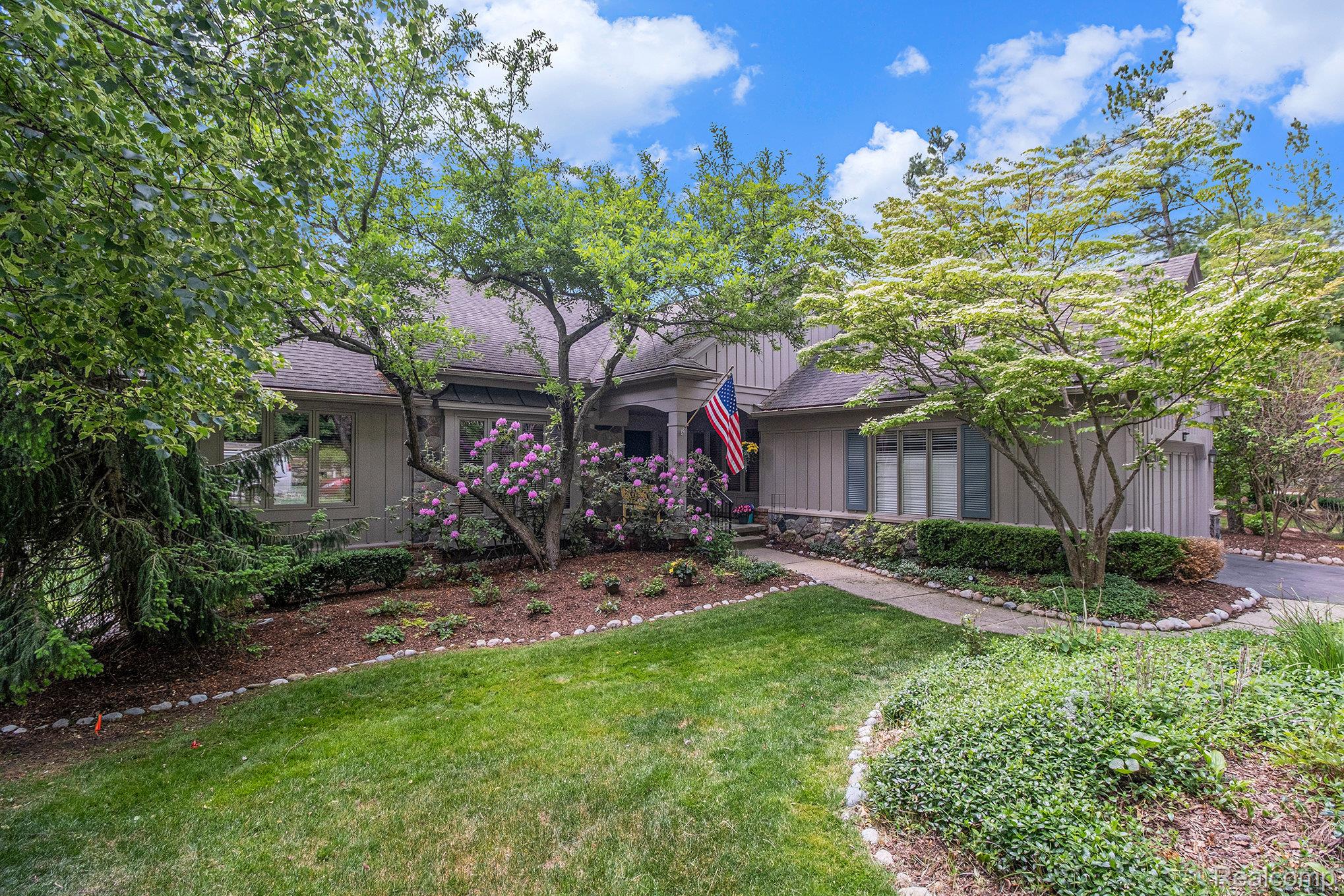 4825 Mirror Lake Drive