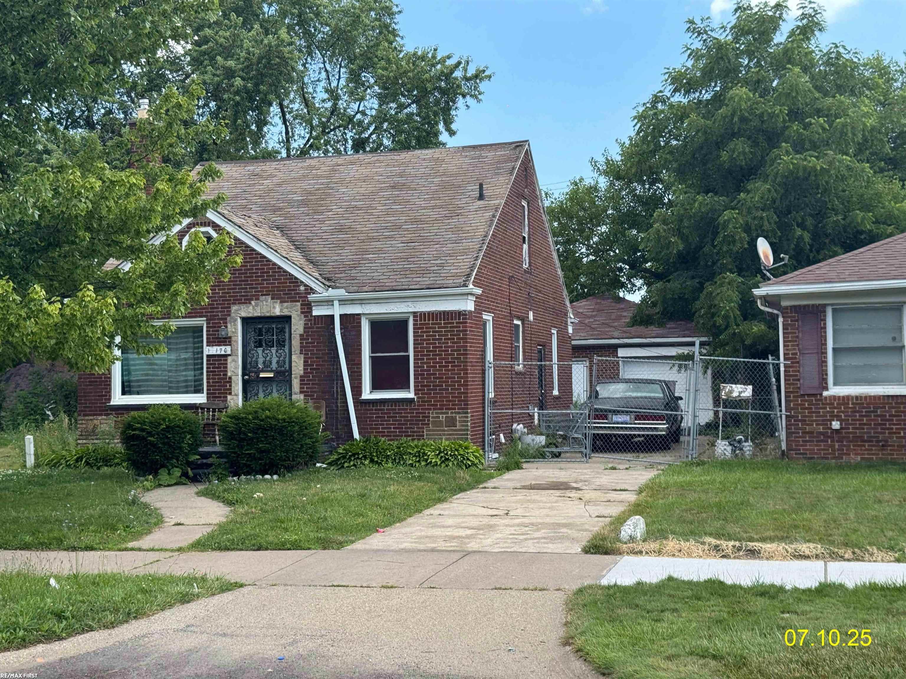 19170 Schoenherr Street