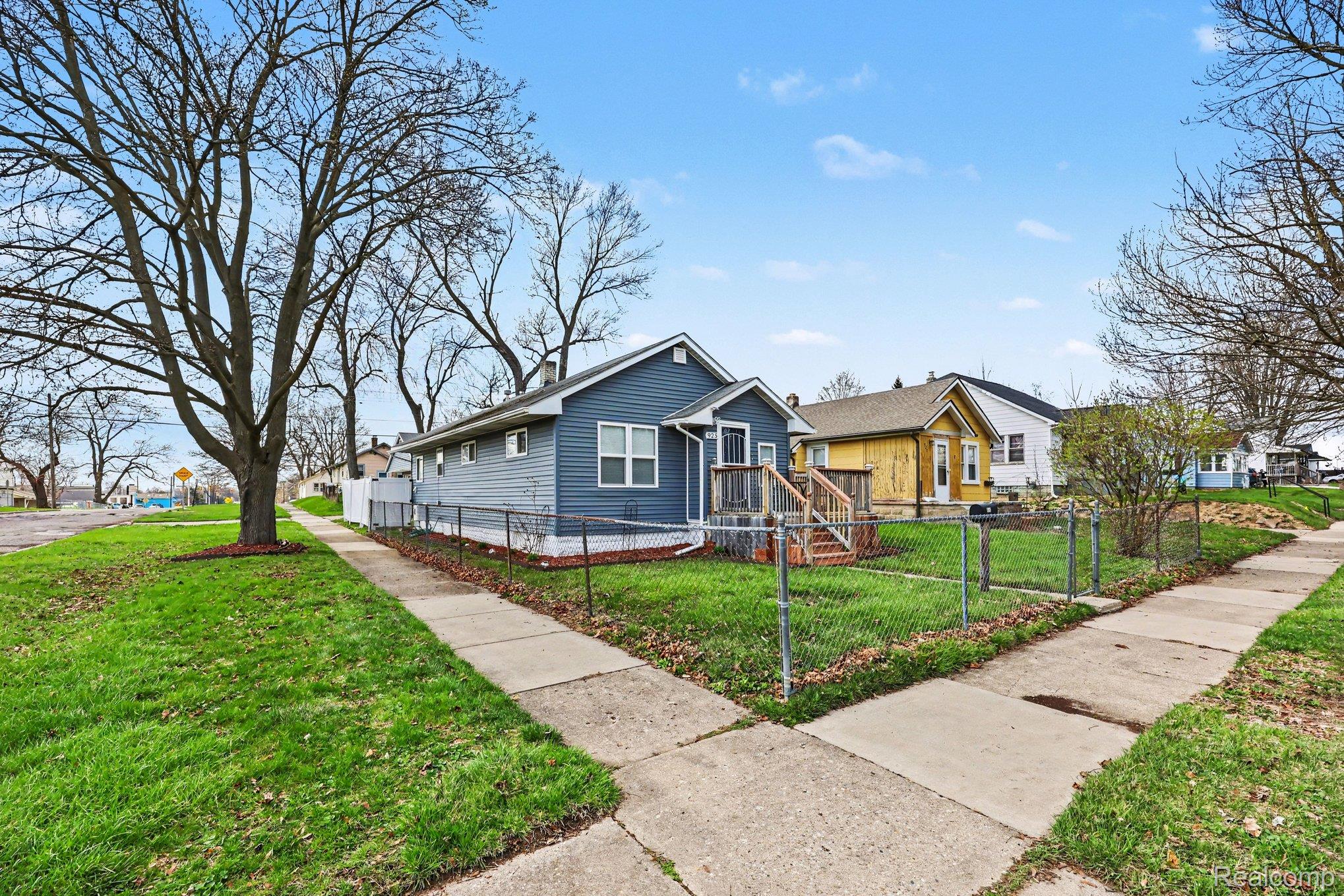 925 Kenilworth Avenue