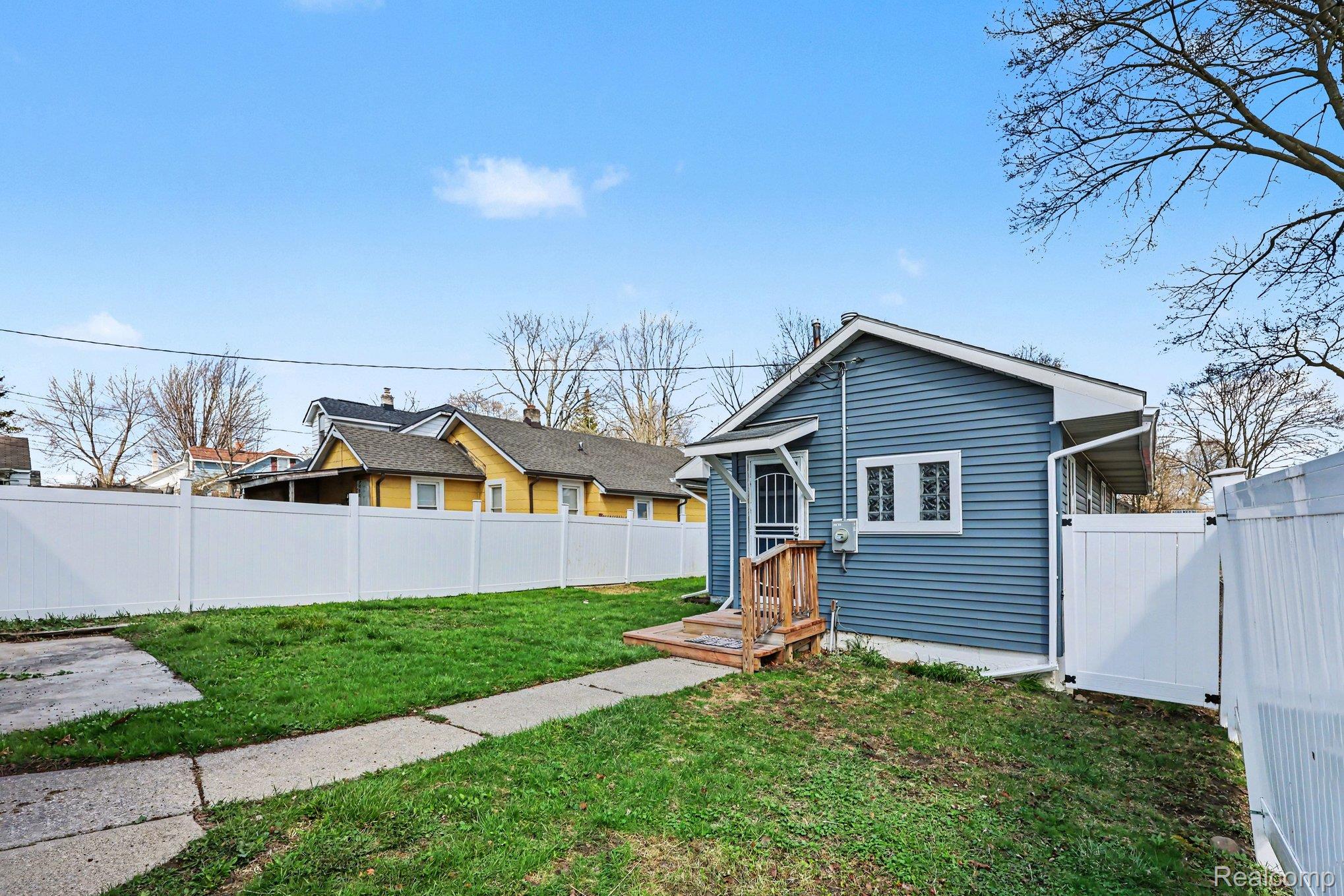 925 Kenilworth Avenue