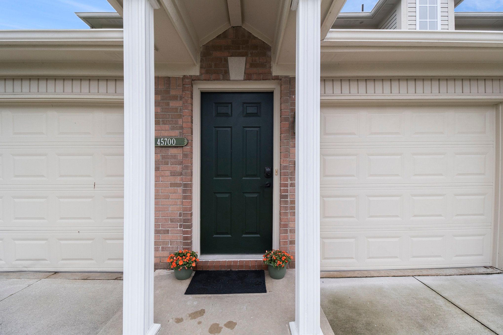 Macomb Township, Michigan 48044, United States, 2 Bedrooms Bedrooms, ,2 BathroomsBathrooms,Residential,Pending,124999