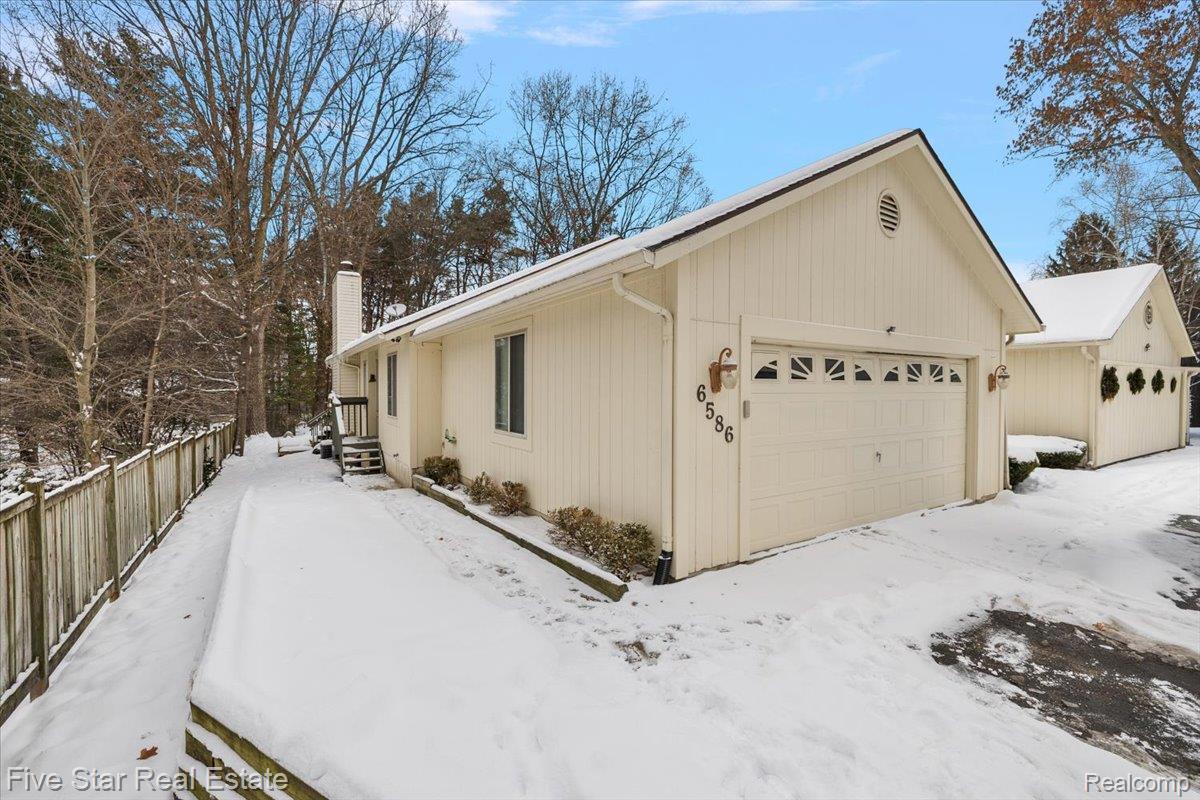 6586 Pontiac Lake Road 1