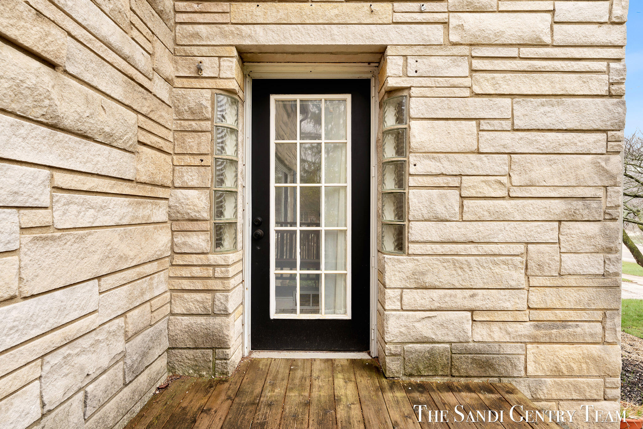 15008 Lakeshore Drive