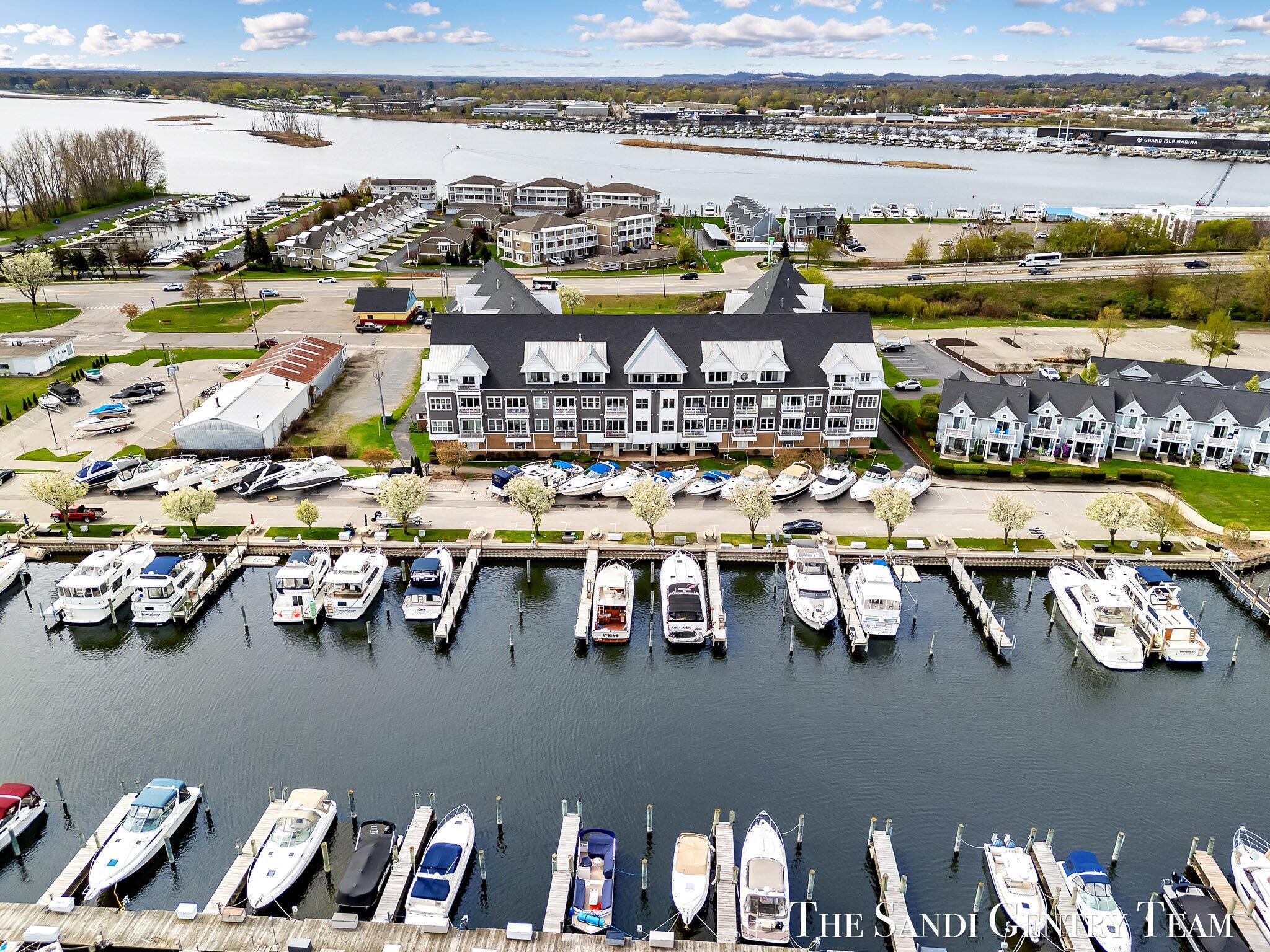 917 W Savidge Street 15