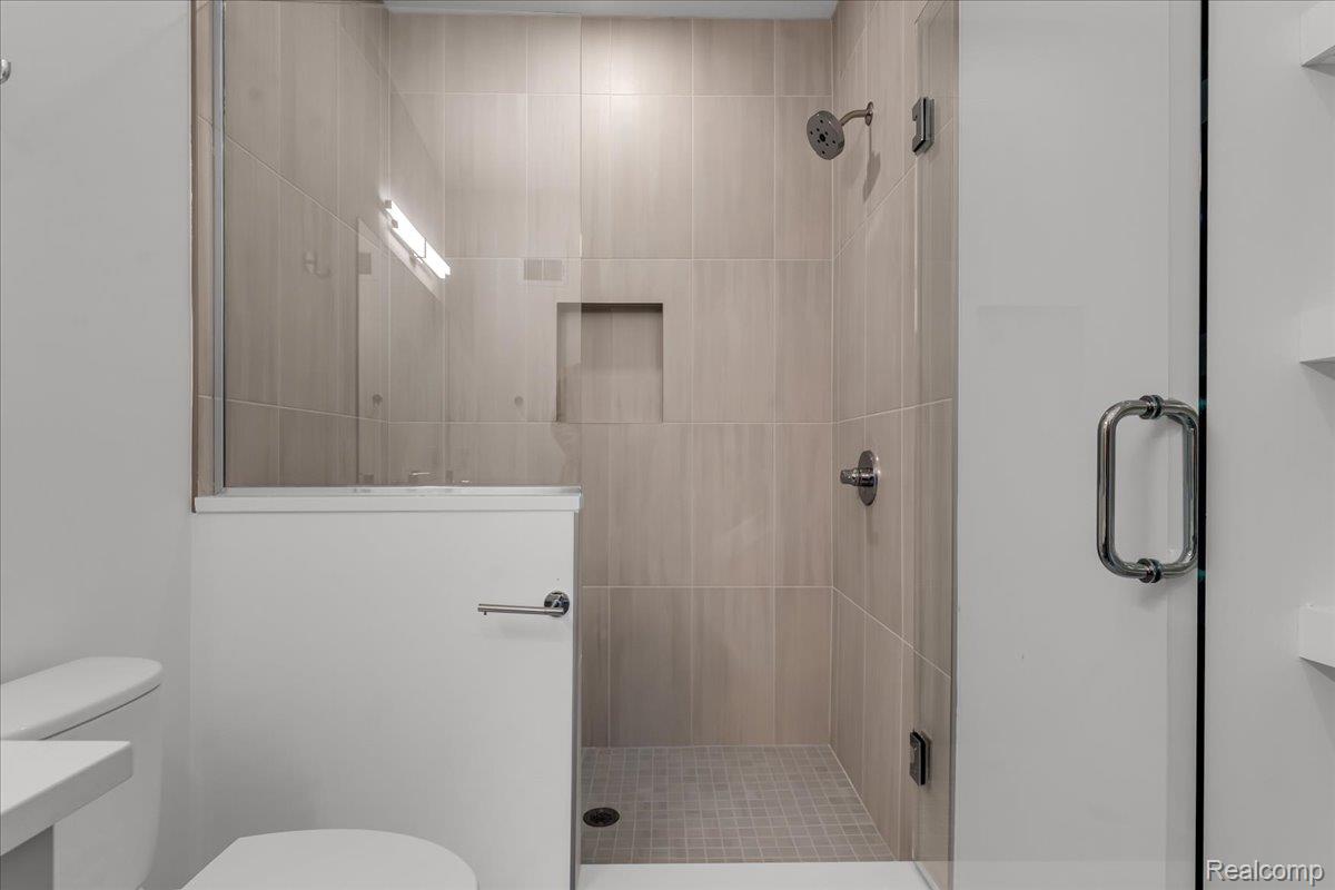 Detroit, Michigan 48206, United States, 2 Bedrooms Bedrooms, ,3 BathroomsBathrooms,Residential,Active,253620