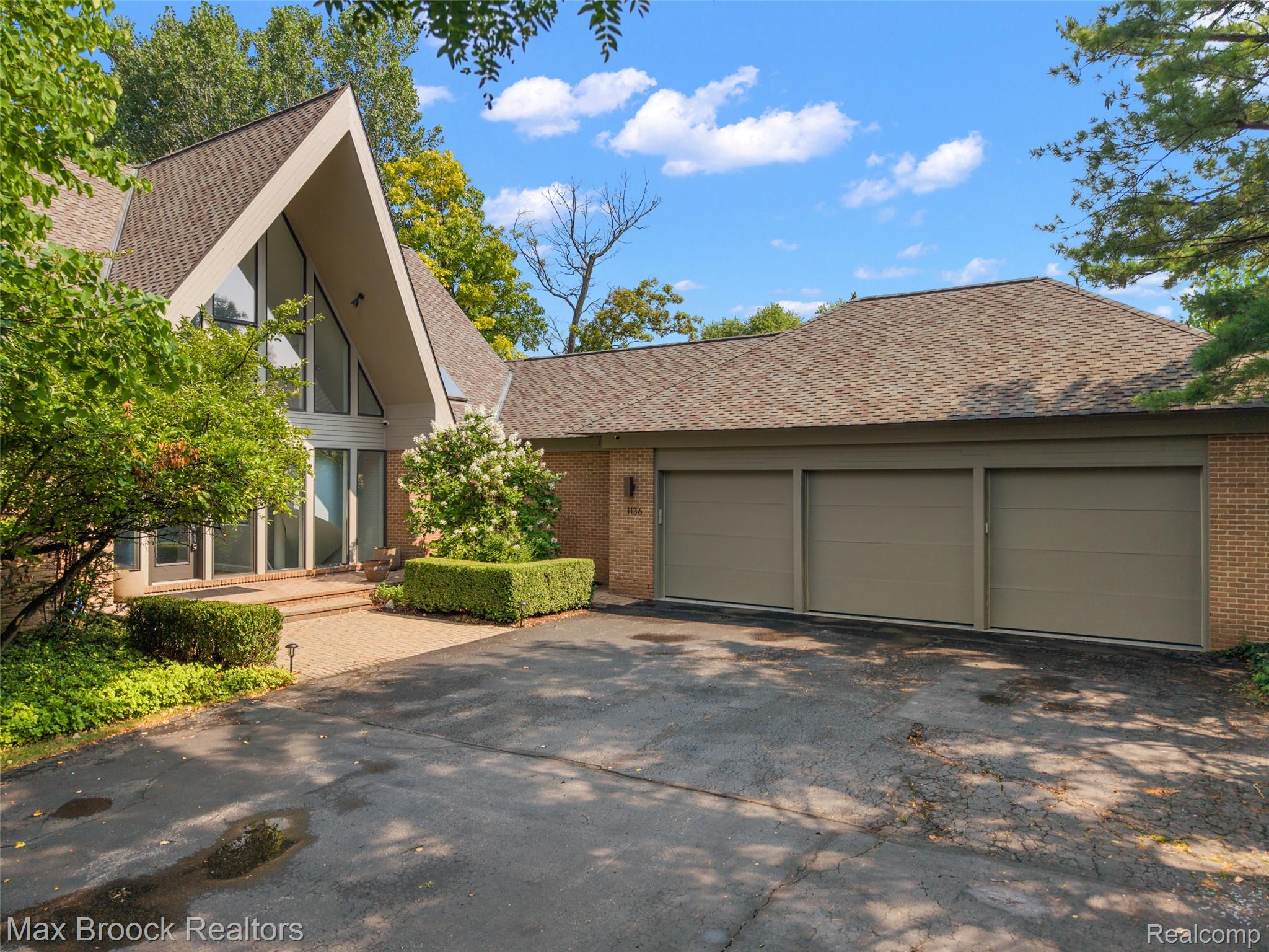 1136 Norminister End
