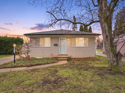 27624 Edward Street Roseville City MI 48066