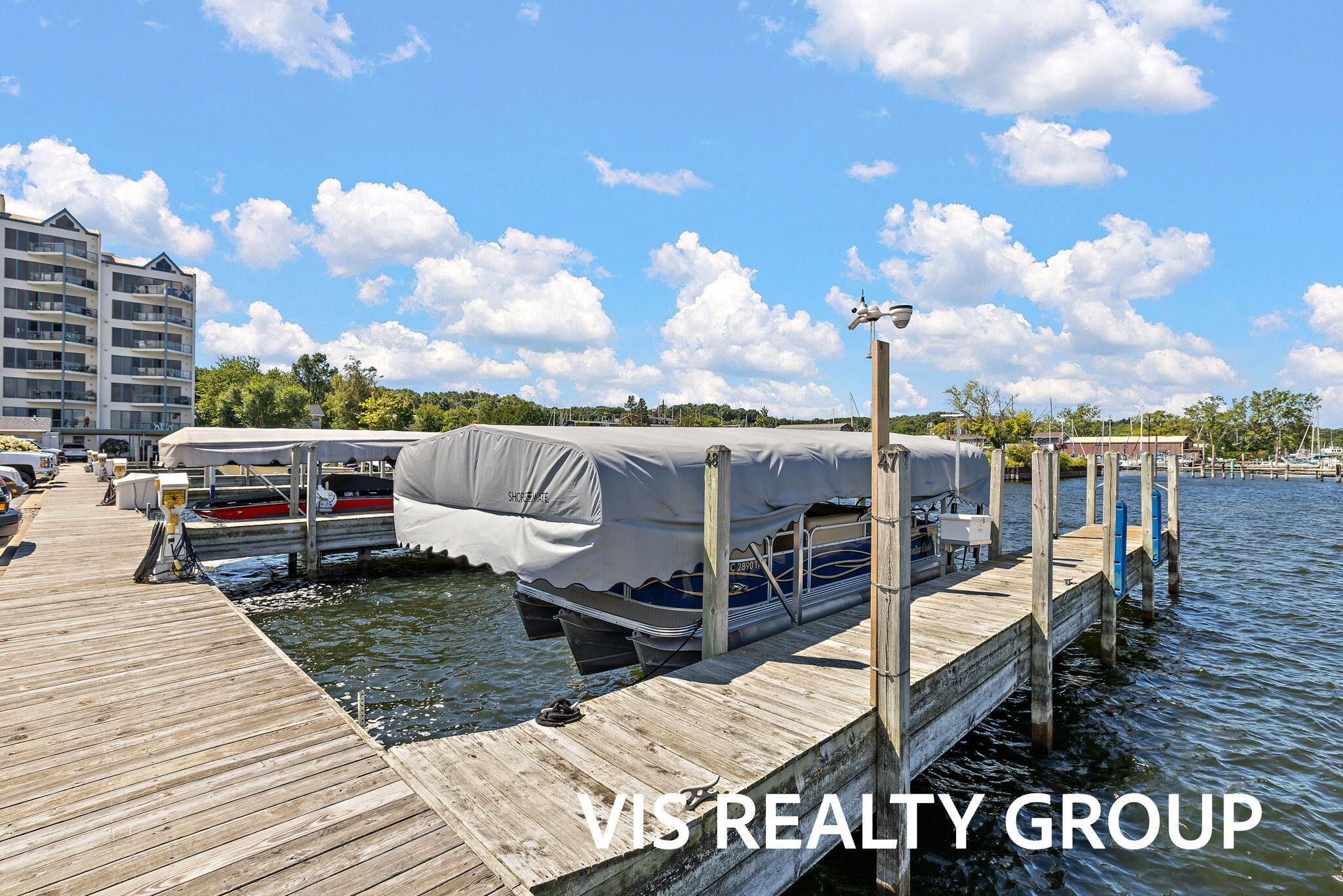 2964 Lakeshore Drive W402