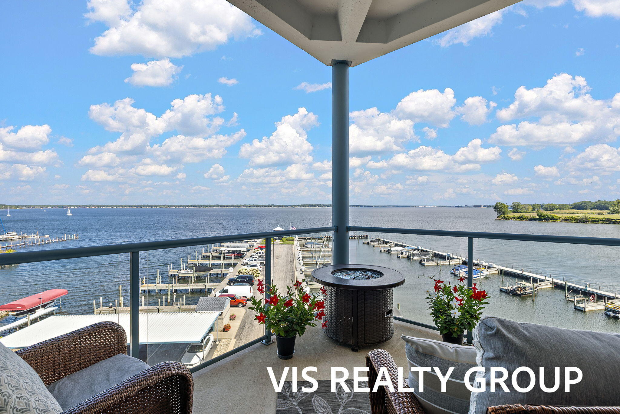 2964 Lakeshore Drive W402