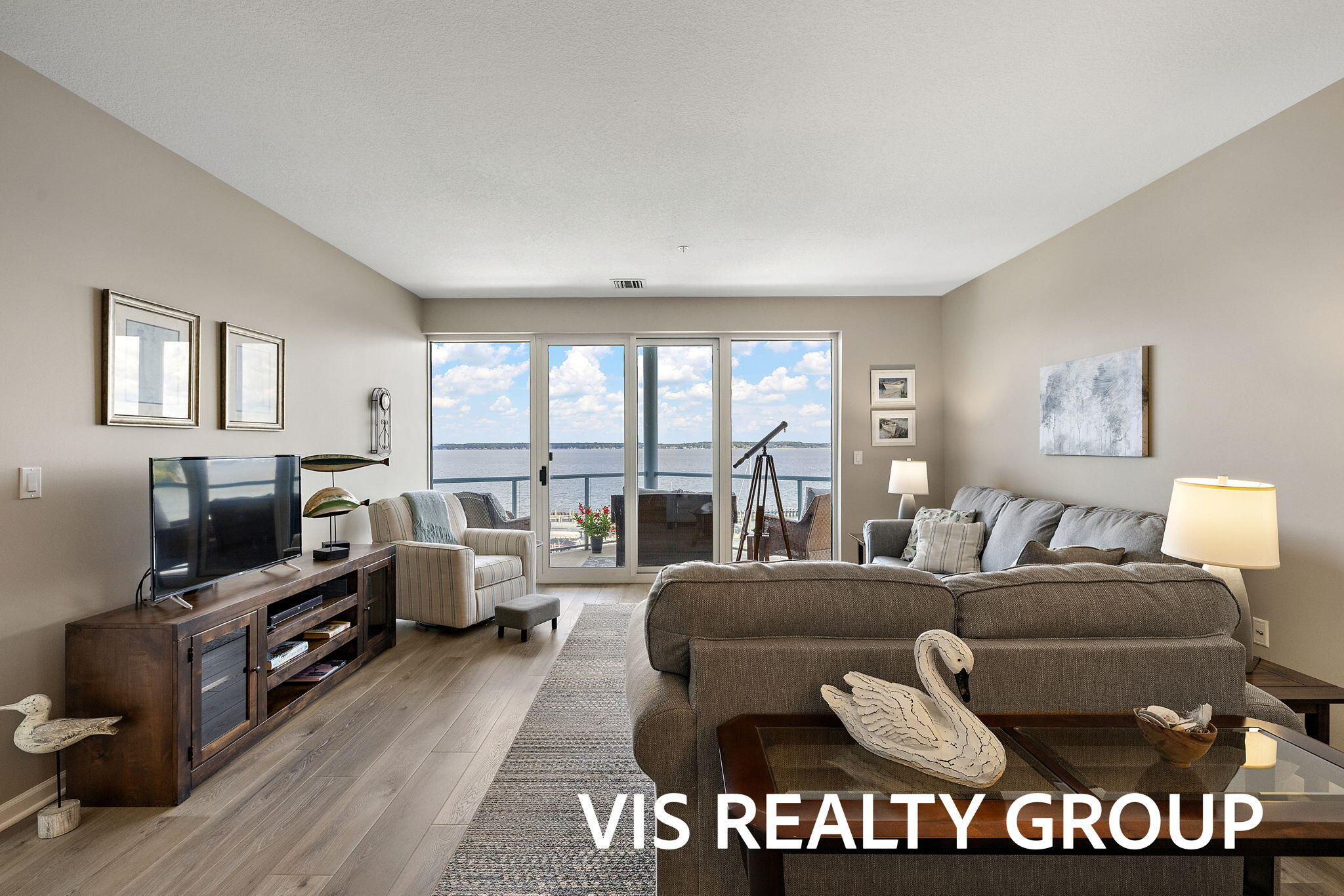 2964 Lakeshore Drive W402