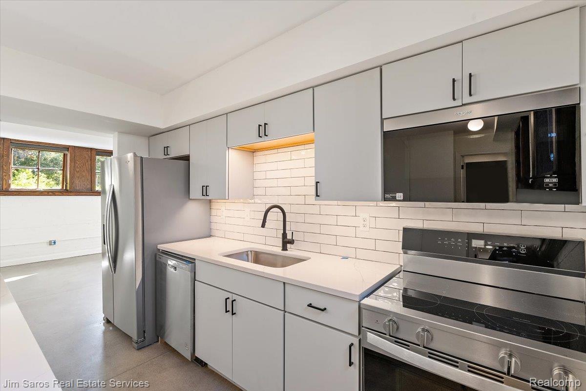 389 Saint Clair #101 Avenue