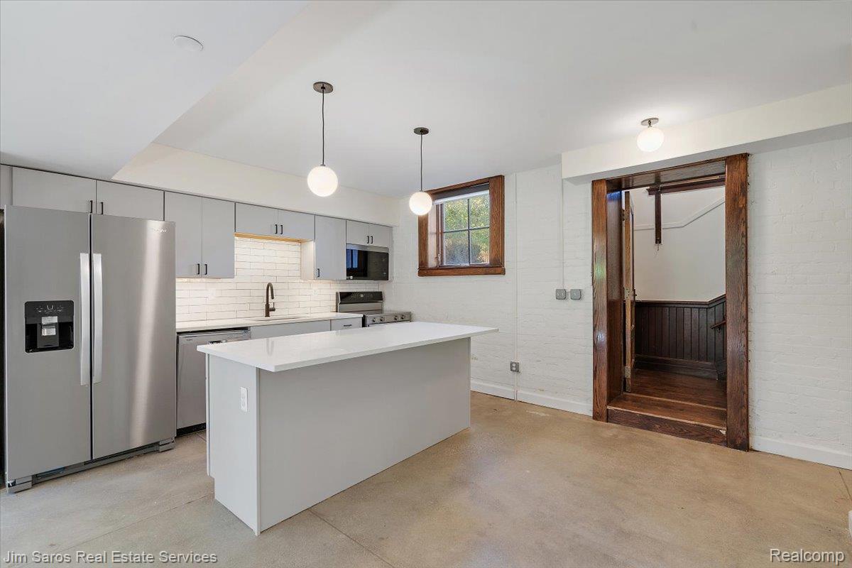 389 Saint Clair #101 Avenue