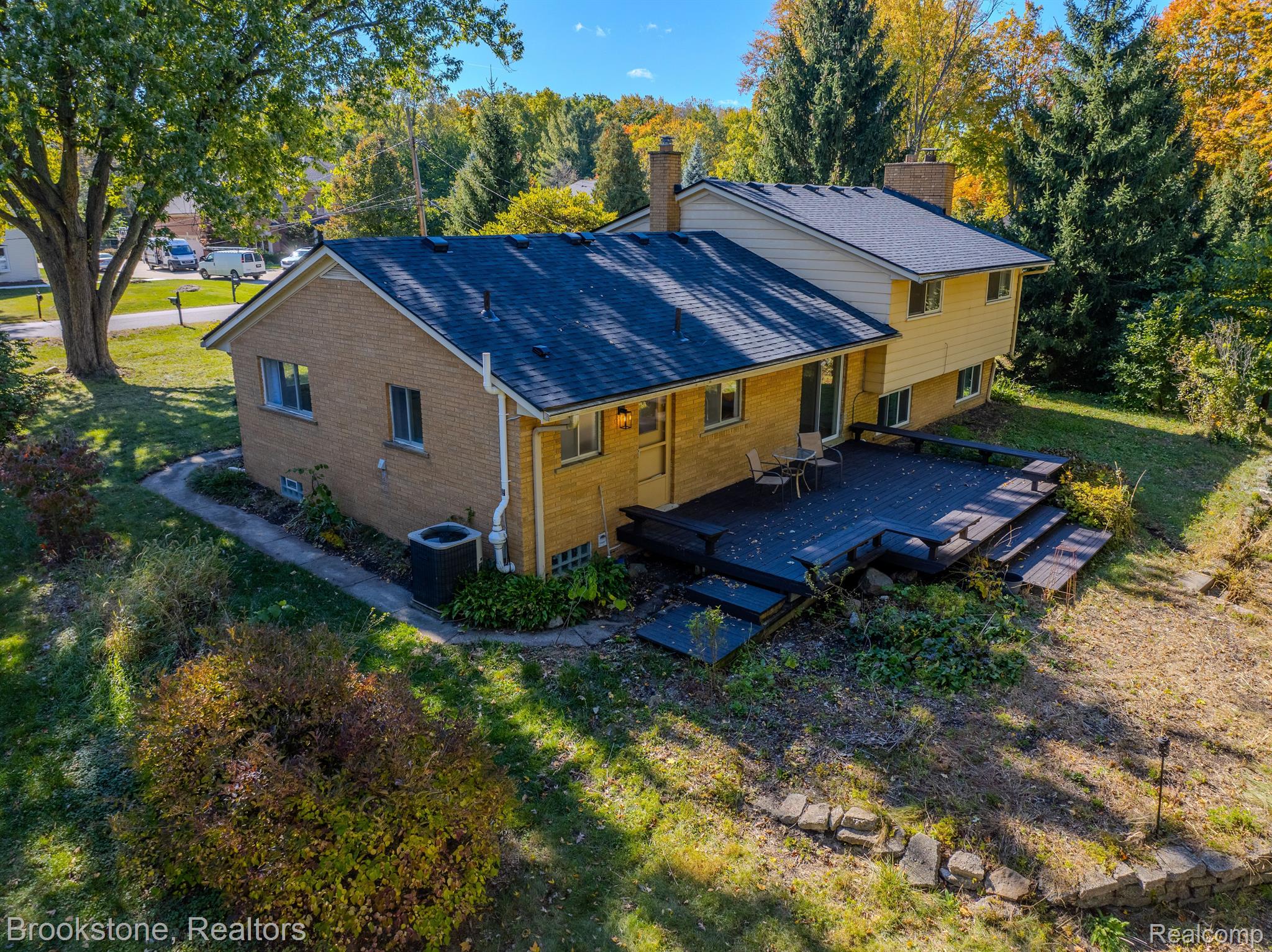 711 SYLVANWOOD Drive