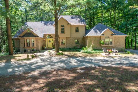 Photo of 573 Nakomis Trail, Lake Orion Village, MI 48362 (MLS # 20251020017)
