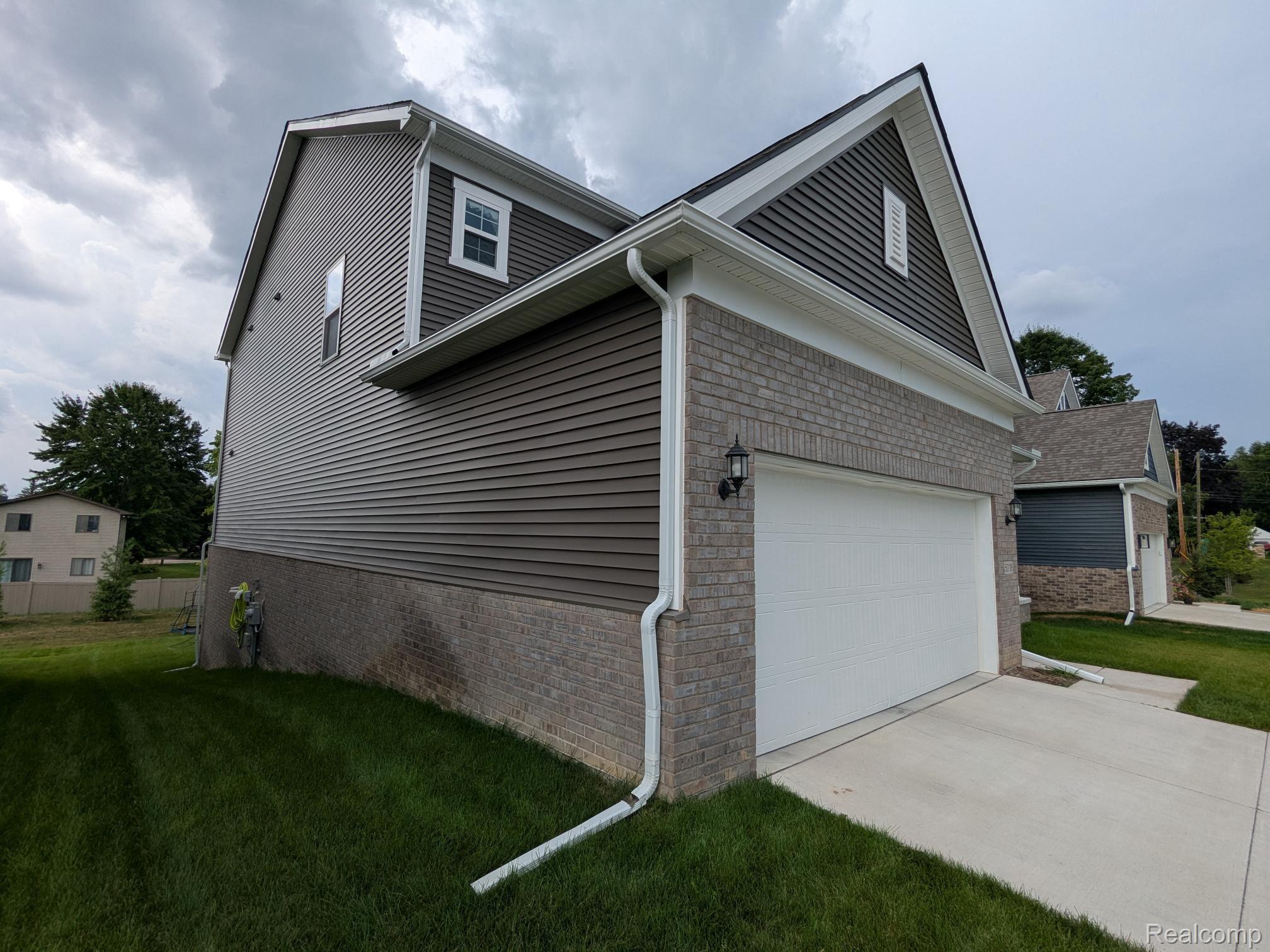 5018 Shoreham Circle