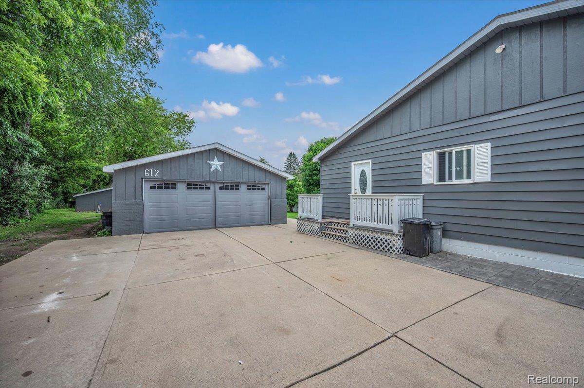 612 N BLACKS CORNERS Road