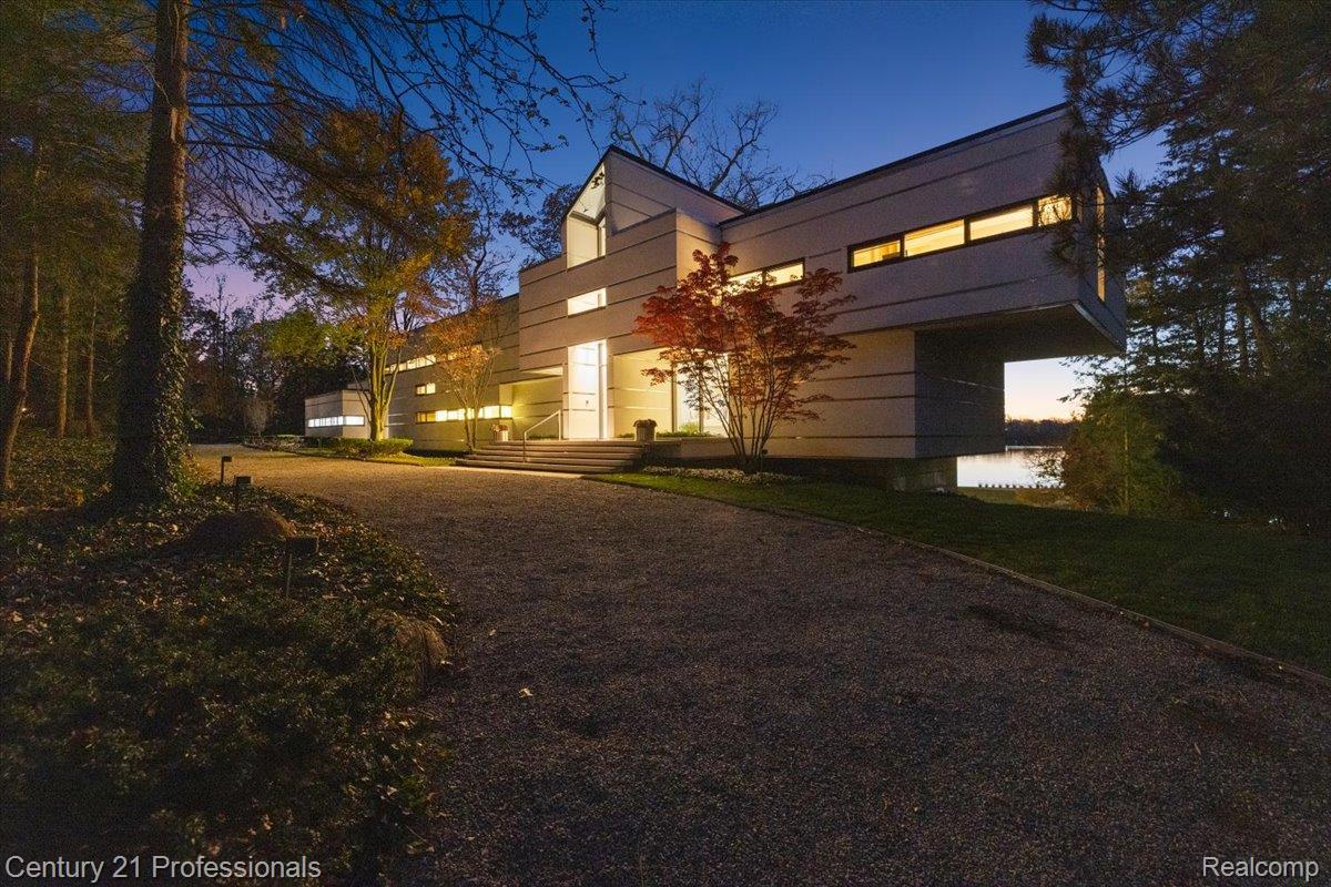 5904 Wing Lake Road