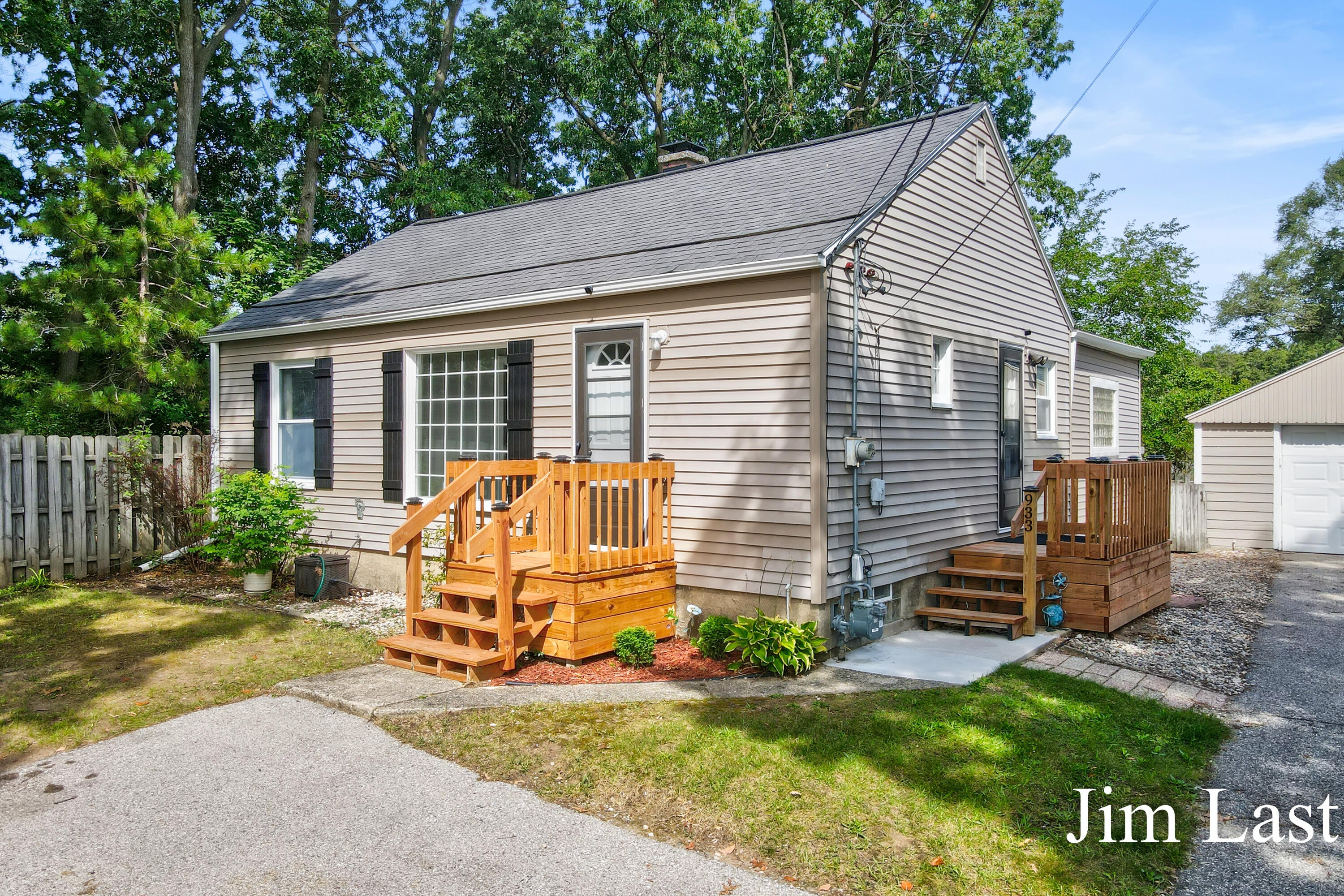 933 Barbara Street NW