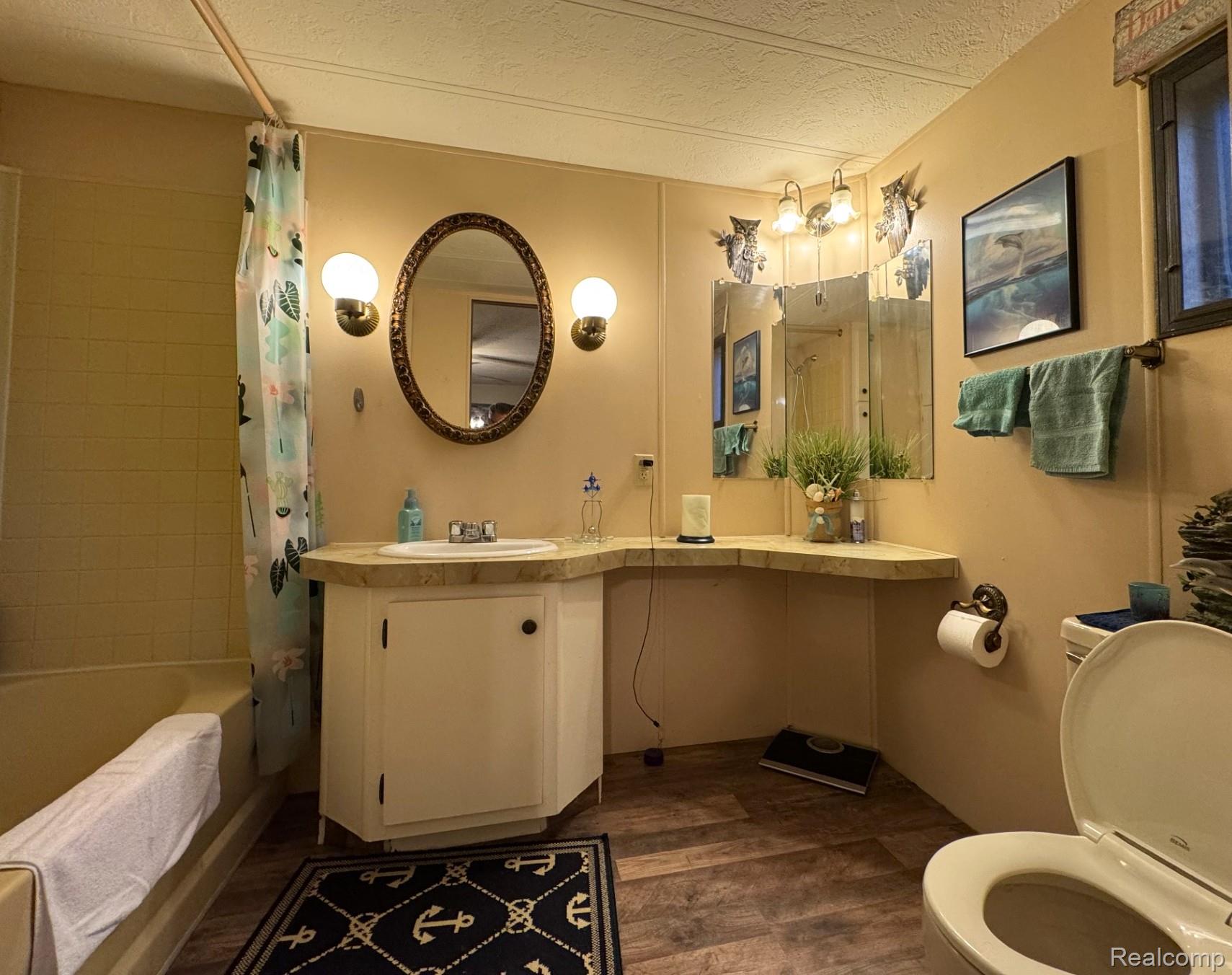 Macomb Township, Michigan 48044, United States, 2 Bedrooms Bedrooms, ,2 BathroomsBathrooms,Residential,Active,230932