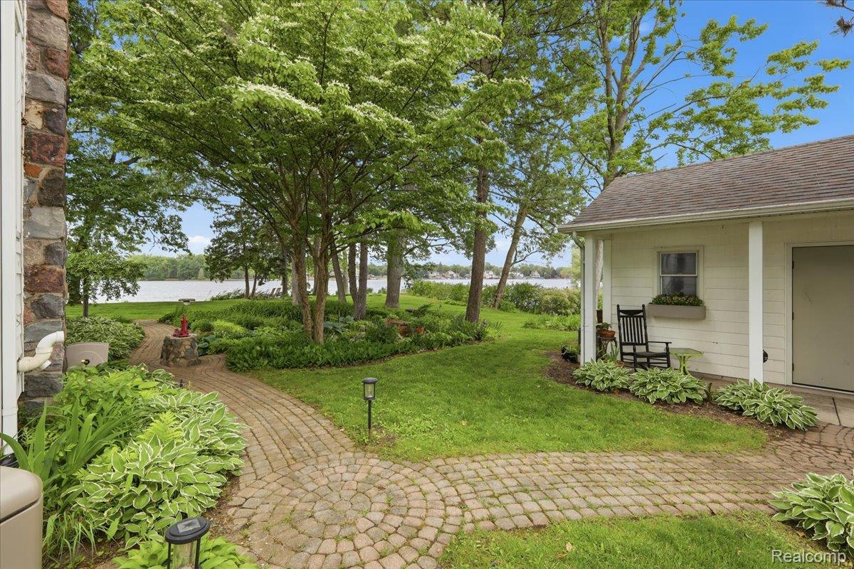 6880 Forestlawn Court