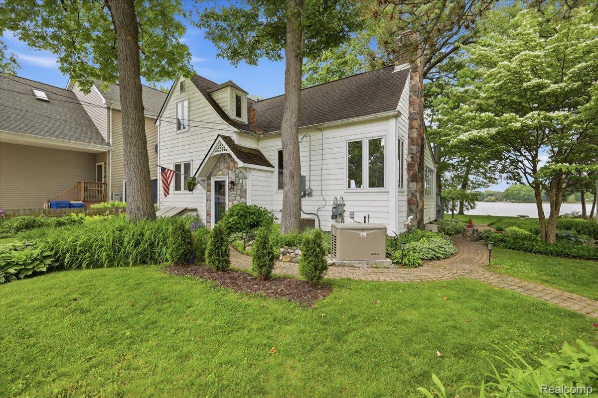 6880 Forestlawn Court