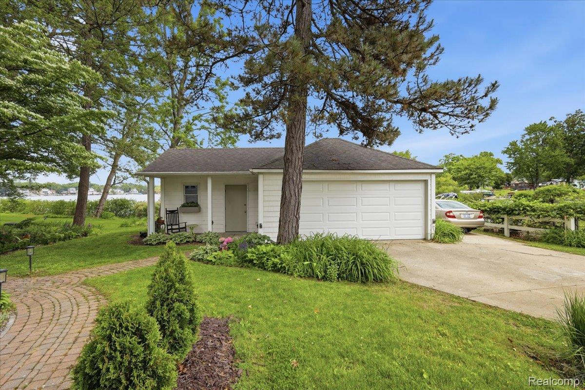 6880 Forestlawn Court