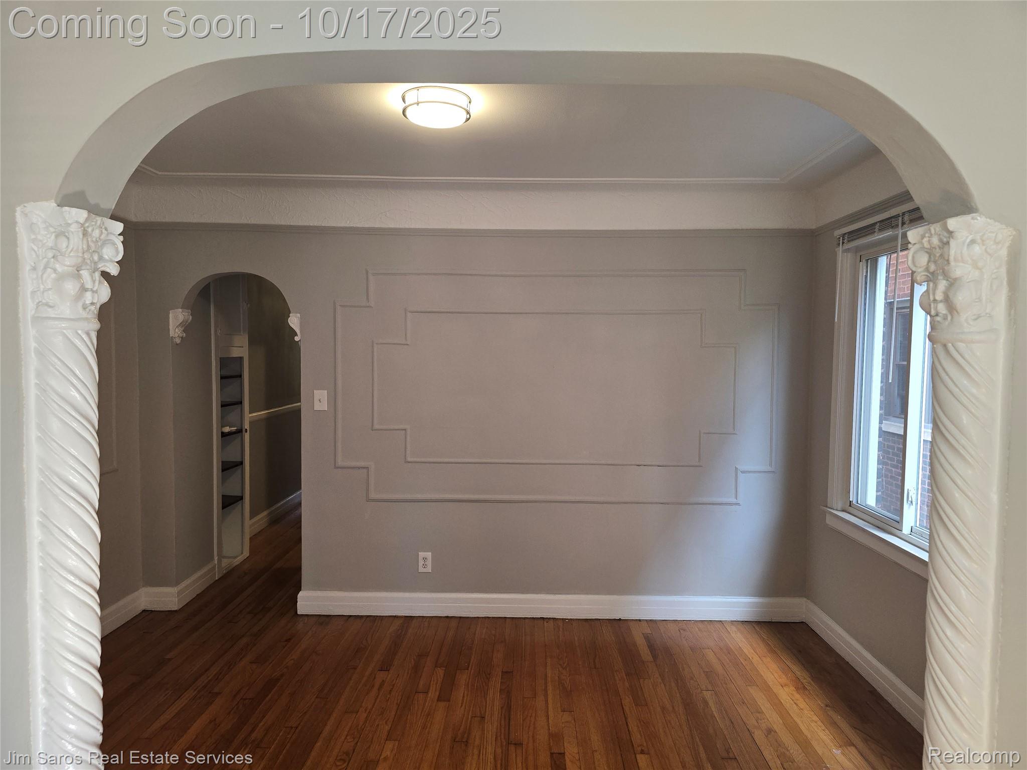 1096 Beaconsfield 1S