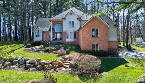 Photo of 5721 Coralwood Court, Commerce Charter Township, MI 48382 (MLS # 20261024029)