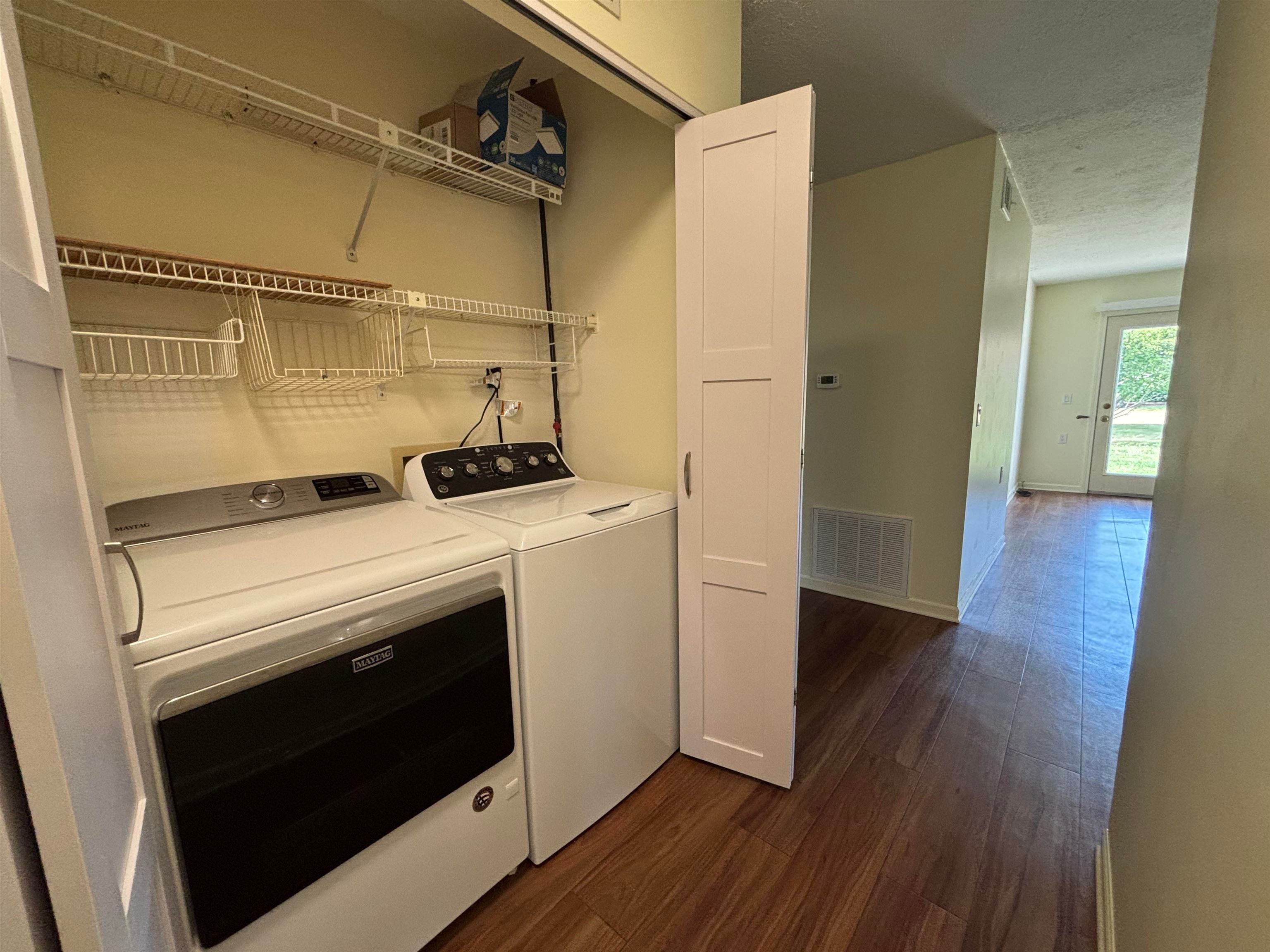 437 W Schleier Street