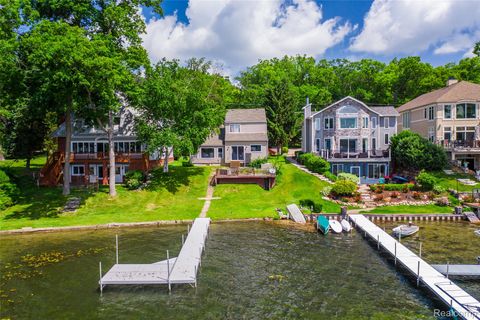 8605 EDGEWOOD PARK Commerce Charter Township MI 48382