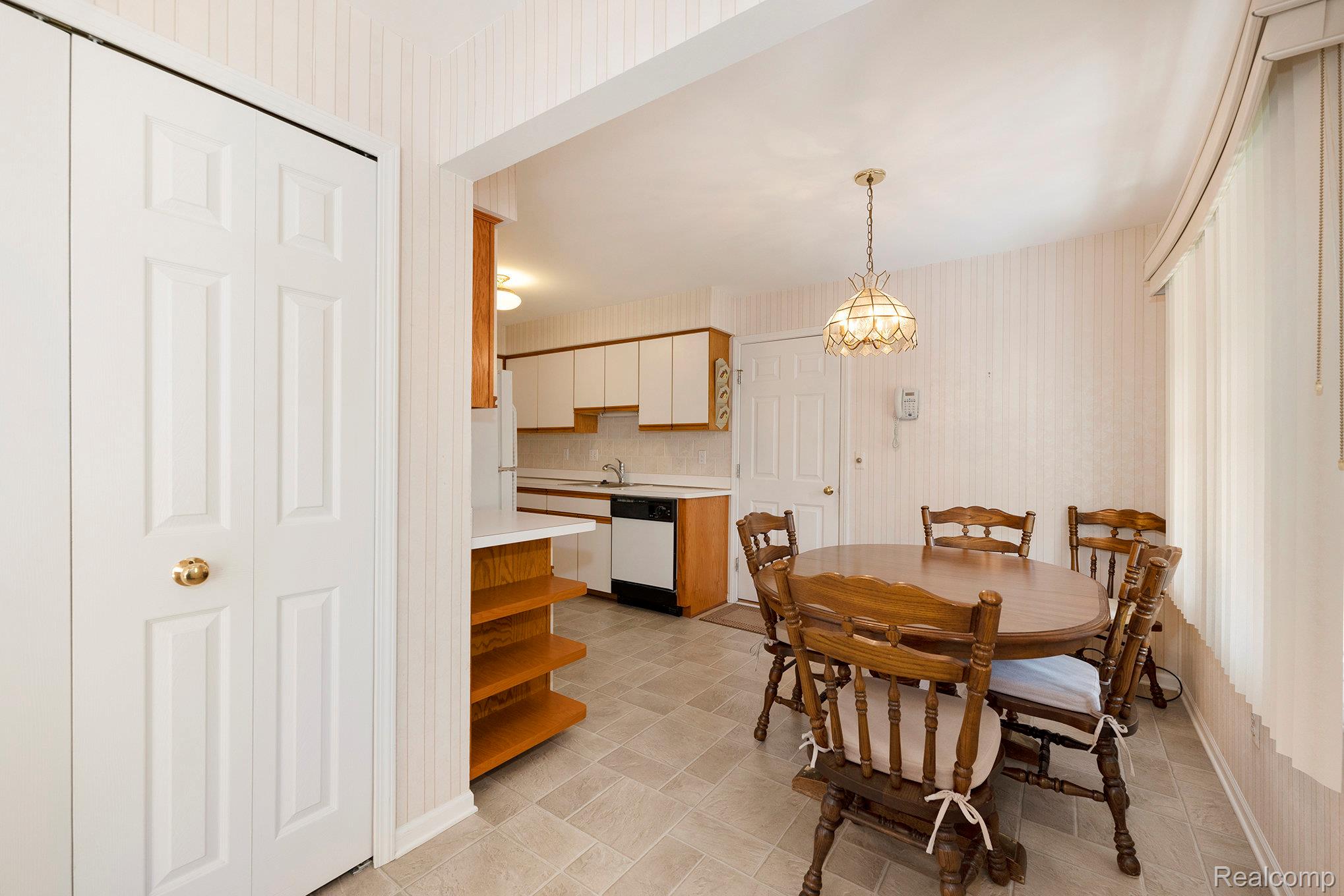 Clinton Charter Township, Michigan 48036, United States, 2 Bedrooms Bedrooms, ,3 BathroomsBathrooms,Residential,Pending,200665