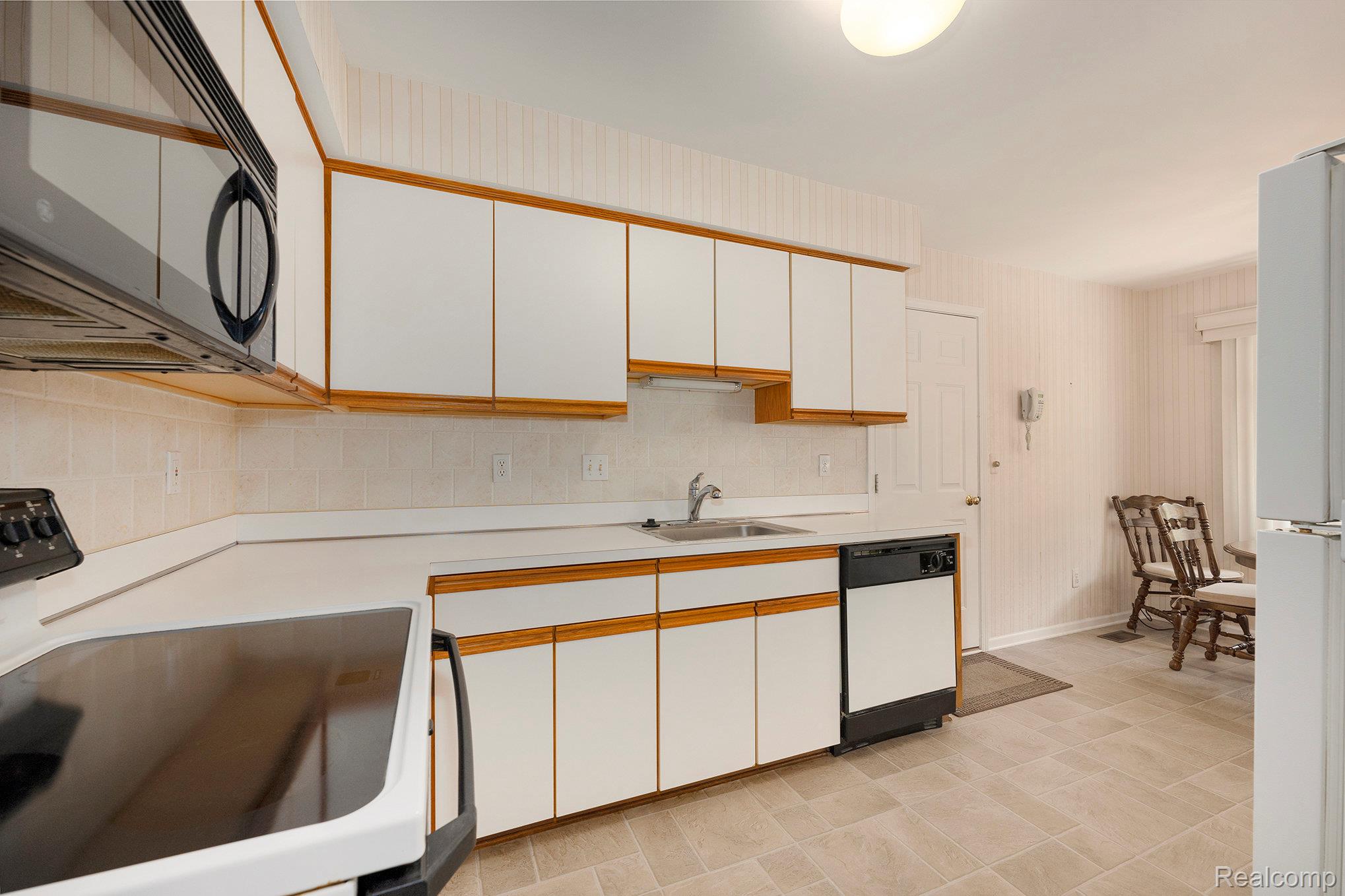 Clinton Charter Township, Michigan 48036, United States, 2 Bedrooms Bedrooms, ,3 BathroomsBathrooms,Residential,Pending,200665