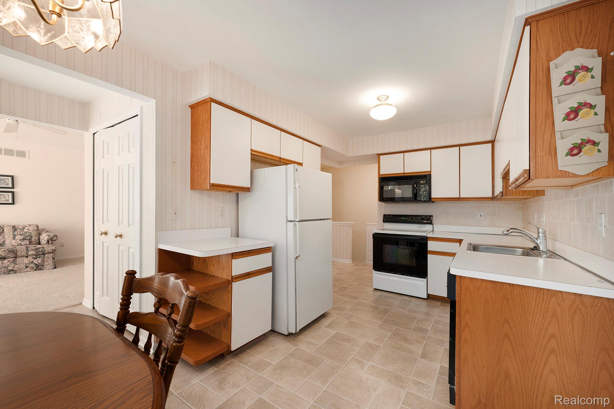 Clinton Charter Township, Michigan 48036, United States, 2 Bedrooms Bedrooms, ,3 BathroomsBathrooms,Residential,Pending,200665