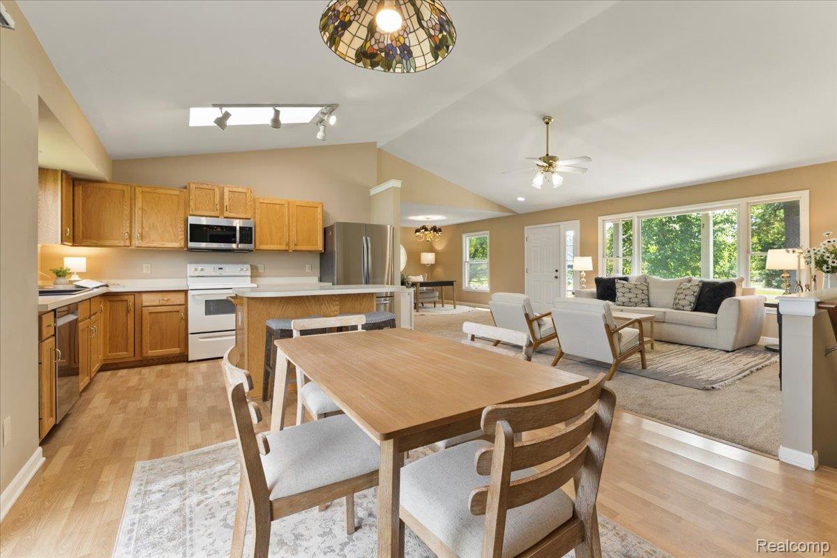 Brandon Charter Township, Michigan 48462, United States, 3 Bedrooms Bedrooms, ,3 BathroomsBathrooms,Residential,Active,160376