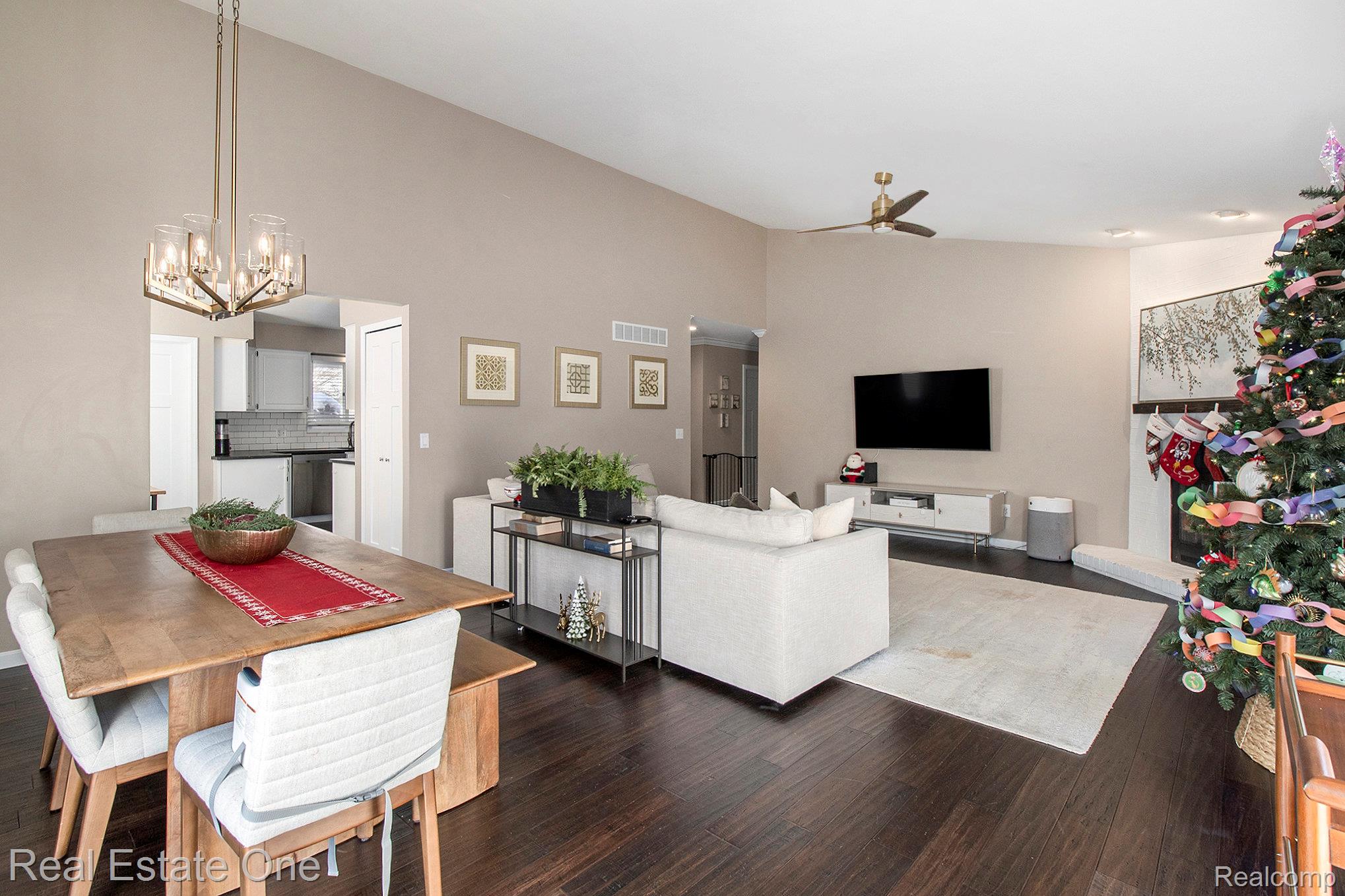 6886 High Oaks Drive