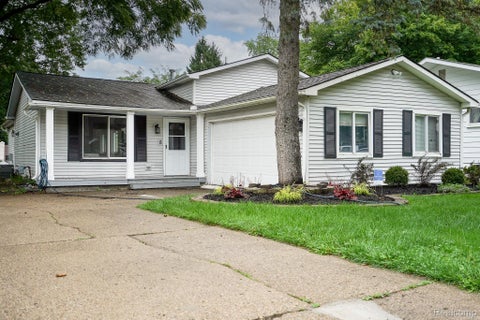 Photo of 819 Woodingham Avenue, Waterford Charter Township, MI 48328 (MLS # 20261083279)